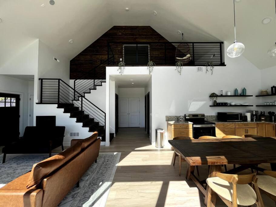 Vila Red Rock Retreat Stunning Floor To Ceiling Views Hatch Exteriér fotografie